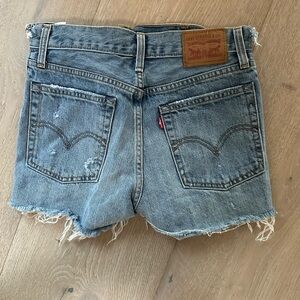 Levi’s cut off wedgie jean shirt. Size 26. Excellent condition.